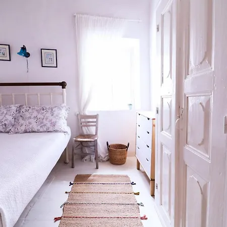 Traditional House In * Ano Syros