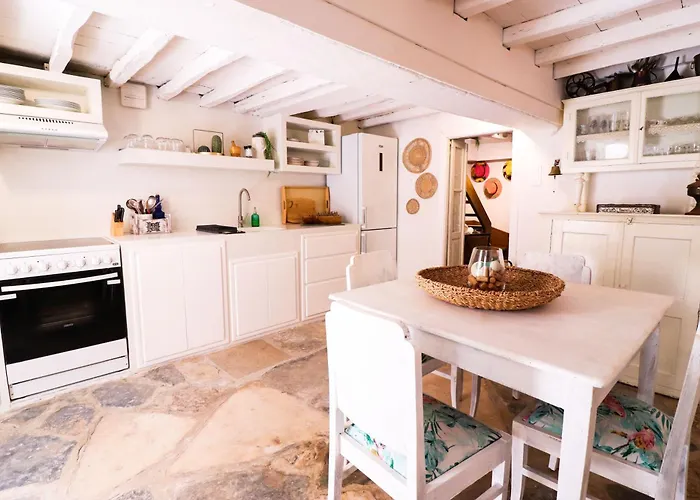 Semesterbostad Rustic House In *