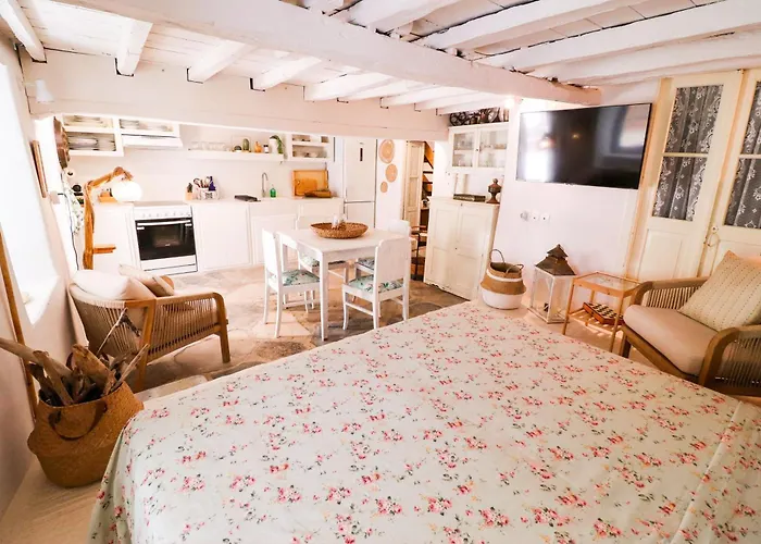 Rustic House In Ano Syros